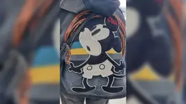 В Екатеринбурге полиция задержала 53-летнюю женщину за куртку с жёлто-голубой полосой.webp