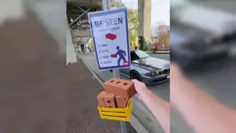 В Канаде на пешеходных переходах используют пенопластовые «кирпичи» для защиты пешеходов.webp