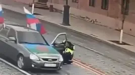 В Тюмени парни прокатили полицейского на двери своей приоры.webp