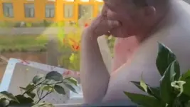 В Подмосковье обнажённый мужчина пролетел несколько этажей и приземлился на соседский кондици...webp