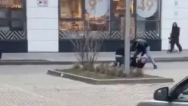 Опера перепутали подозреваемого и сломали рёбра случайному мужчине в Кирове.webp