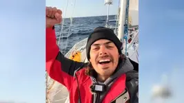 После 11 лет на одном месте парниша уволился, купил яхту и отправился к Гавайям вместе с кошкой.webp