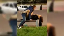 Мужчина изнасиловал пьяную девушку, которая лежала на лавочке в полуобнаженном виде.webp