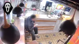 Голодный грабитель ворвался в шаурмичную, держа в руках кухонный нож.webp