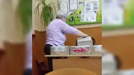 Учительница надела зумеру помойное ведро на голову и угрожала убить из-за жвачки.webp