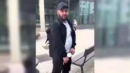 В Москве бородач решил справить нужду прямо у школьного входа на глазах у детей.webp